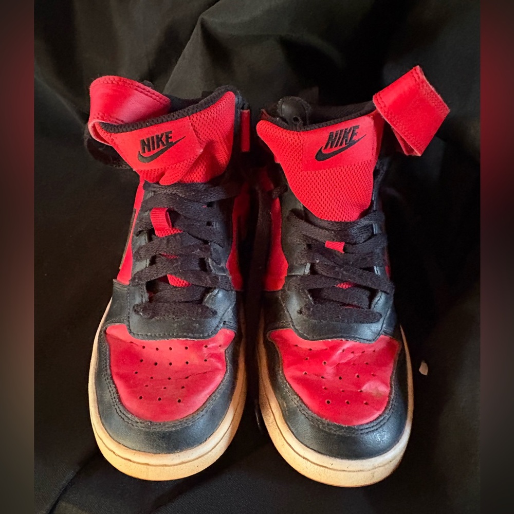 Nike Kids Black/Red Used Nike Court Borough Mid 2 children's high-top sneakers.